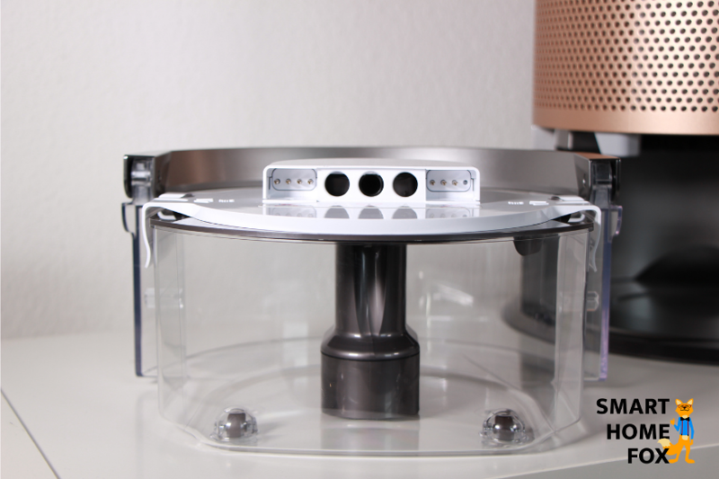 Пустой резервуар для воды Dyson Purifier Humidify+Cool Formaldehyde PH04 стоит рядом с воздухоочистителем, увлажнителем и вентилятором.